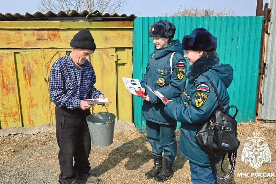 Сотрудники МЧС выезжали к жителям Приморья и раздавали информационные листы. Фото: пресс-служба ГУ МЧС Приморского края.