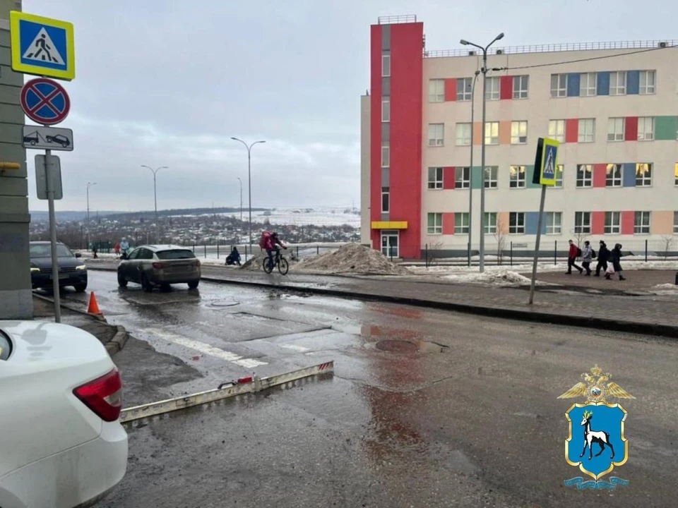 Девочка переходила проезжую часть вне пешеходного перехода.