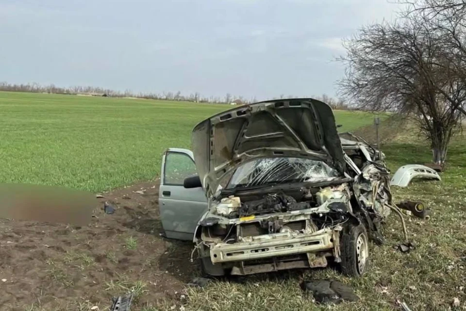 Автомобиль съехал с дороги и врезался в опору рекламного щита Фото: пресс-служба Госавтоинспекции Кубани