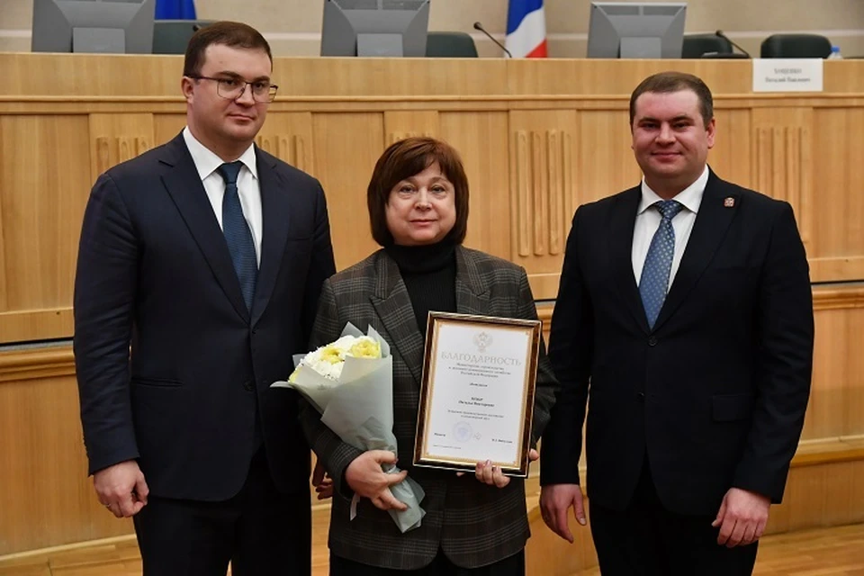 На фото Вячеслава Крузмана (слева направо): Губернатор Омской области Виталий Хоценко, начальник лабораторного центра омского водоканала Наталья Моор, Министр энергетики и ЖКХ Омской области Владимир Шнипко.