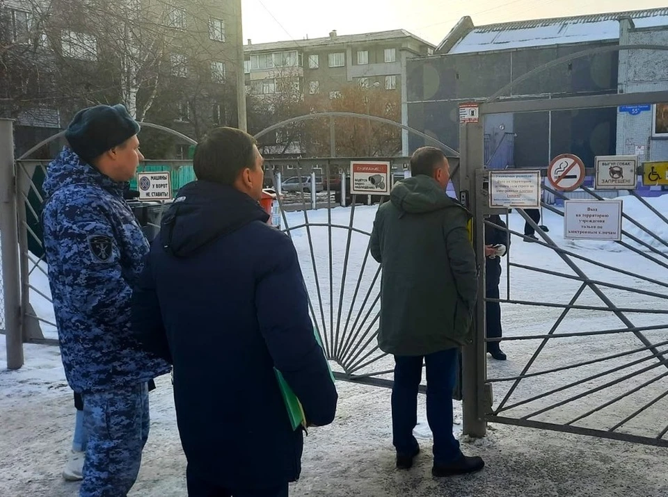 В детский сад ревизоры заглянули рано утром, когда мамы и папы приводят малышей. Фото: пресс-служба администрации Красноярска
