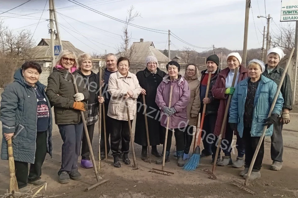 Активные жители, вооружившись метлами, граблями и мешками для мусора, вышли на уборку родных улиц. Фото: ТГ/Кулемзин