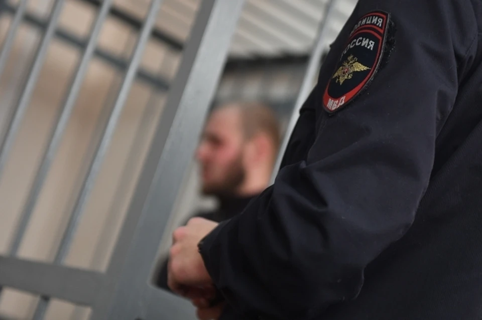 Жителя Хабаровска осудили за кражу телефона и денег у лежащего на земле мужчины