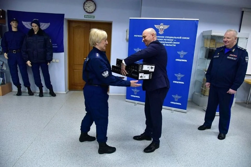 Металлоискатели вручил министр цифрового развития и связи региона Михаил Пономарьков. Фото: Департамент информационной политики Свердловской области