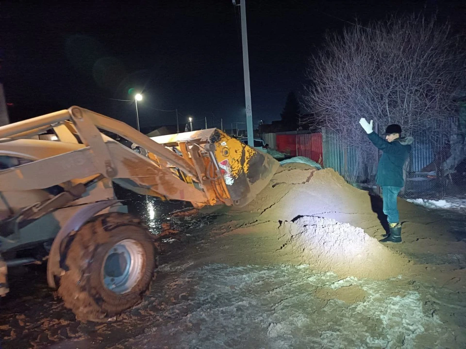 Потоки воды подтопили дороги и подошли вплотную к жилым домам