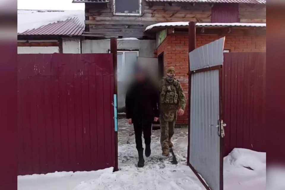 По версии следствия, юноша получил задание через мессенджер. Фото: стоп-кадр из видео транспортной полиции Сибири.