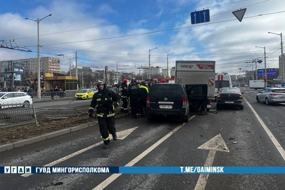 Массовое ДТП с опрокидыванием автомобиля произошло в Минске. Фото: УГАИ ГУВД Мингорисполкома.