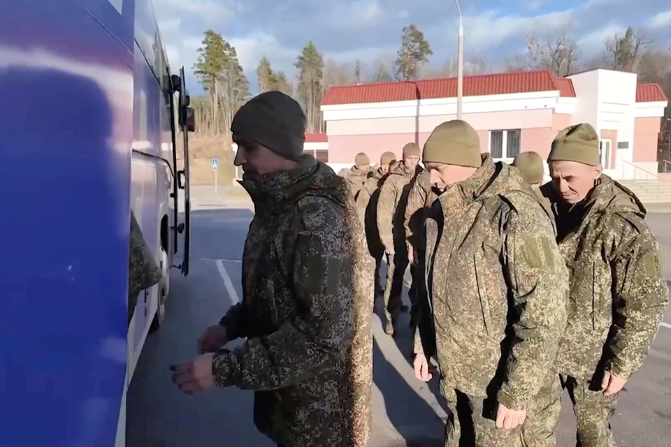 На кадрах видно, как российские военнослужащие заходят в автобус, который доставит их в Белоруссию