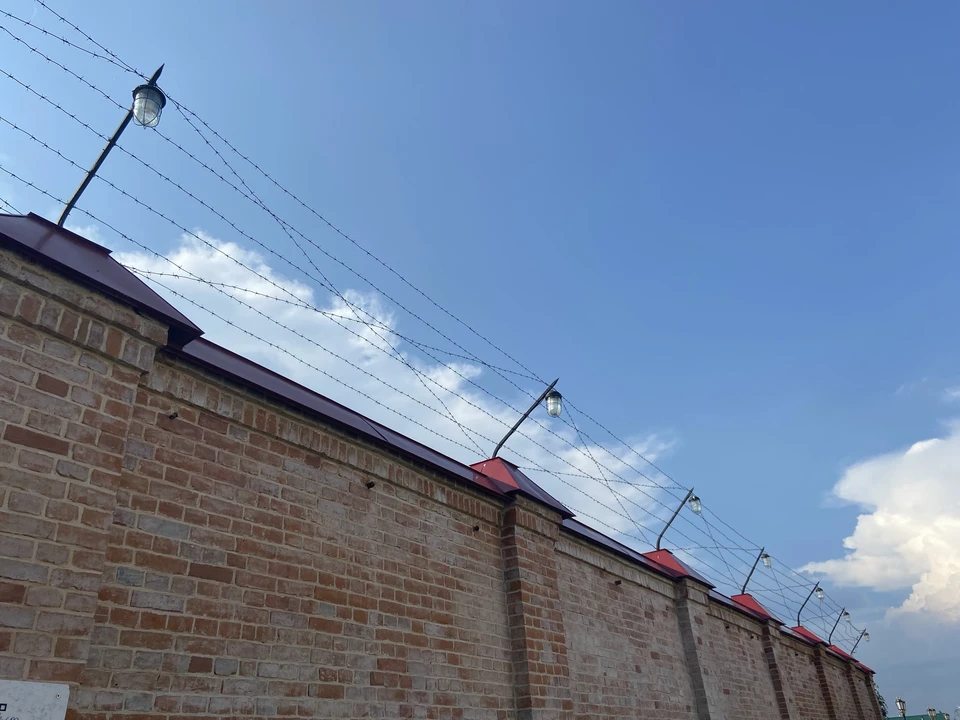 Жители Тюменской области снова избивают полицейских на службе.
