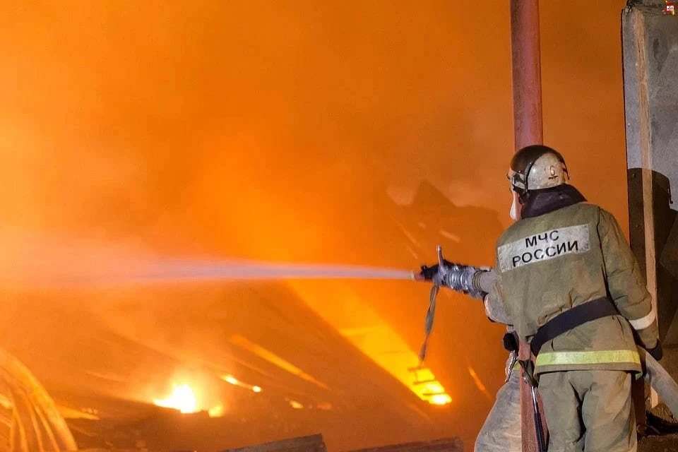 В Энгельсе объявили эвакуацию СНТ после пожара на аэродроме из-за атаки БПЛА