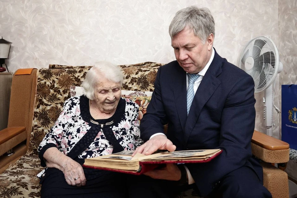 Глава региона поздравил жительницу Ульяновска со 100-летием. Фото телеграм-канал Алексея Русских