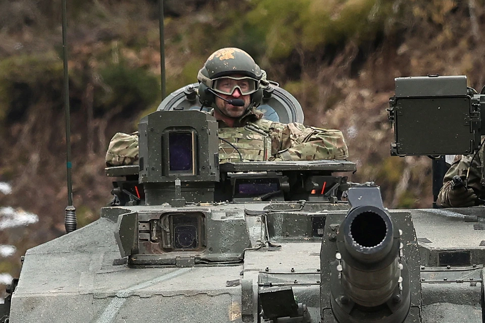 На фотографиях принц Уильям запечатлён в военной форме, включая боевой шлем и защитные очки