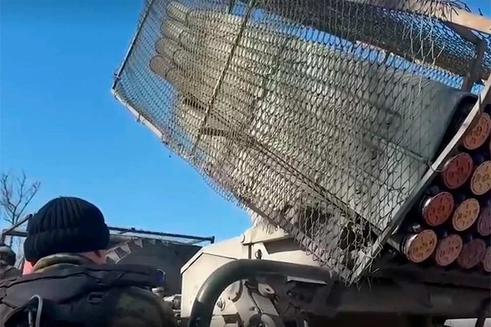 Расчеты реактивных систем залпового огня (РСЗО) БМ-21 «Град» непрерывно наносят точные удары по боевой технике и живой силе украинских формирований