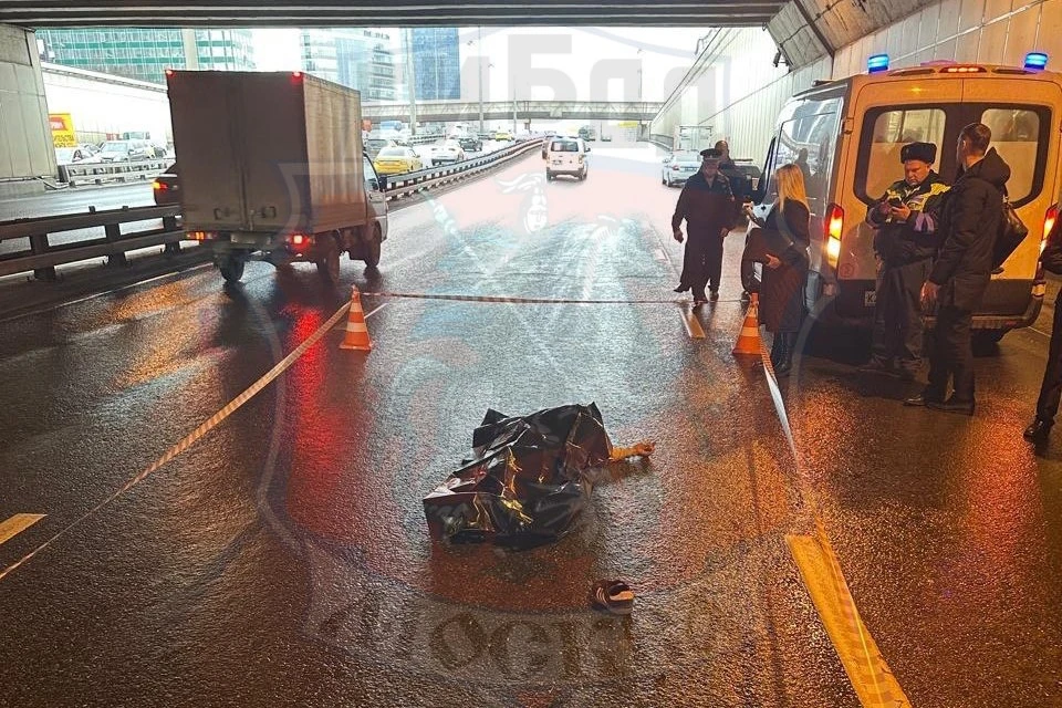 В Москве машина сбила насмерть мужчину, упавшего со свода тоннеля на дорогу