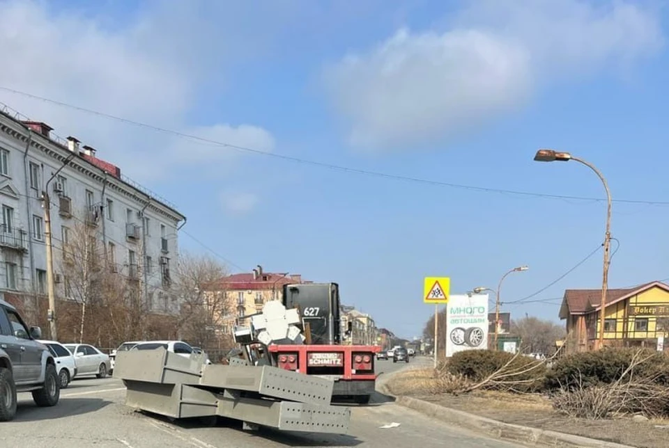 Тяжелый груз вывалился на асфальт и занял половину проезжей части. Фото: пресс-служба УМВД России по Приморскому краю.