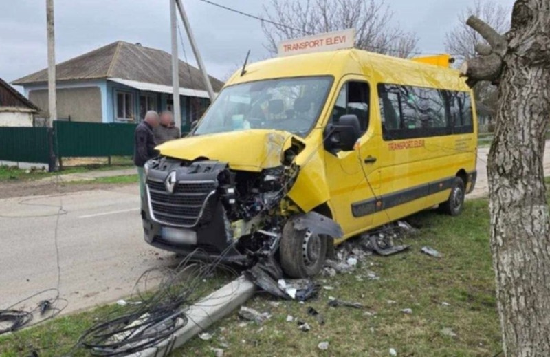 Школьный автобус с детьми попал в аварию в Окнице. Фото:соцсети