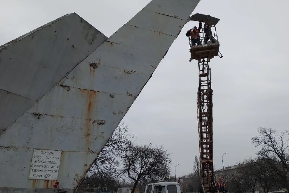 В Бердянске приступили к восстановлению памятного знака "Самолет". ФОТО: администрация Бердянска