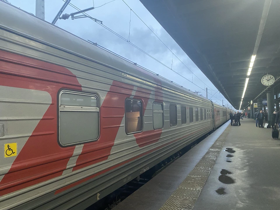 Две женщины попали под поезд в Тюменской области.