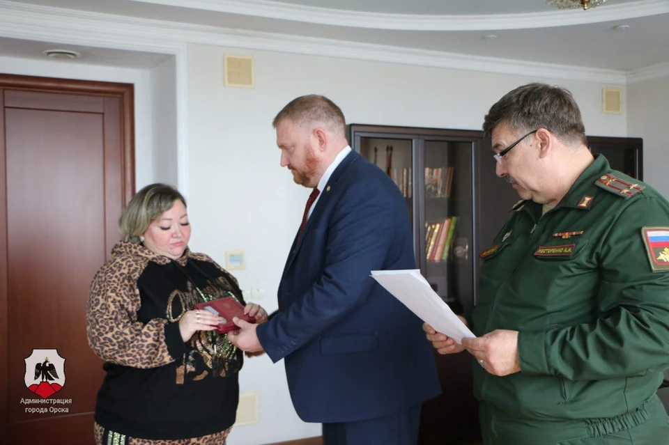 Награды передали супруге, детям и сестре воинов-земляков. Фото: администрация Орска