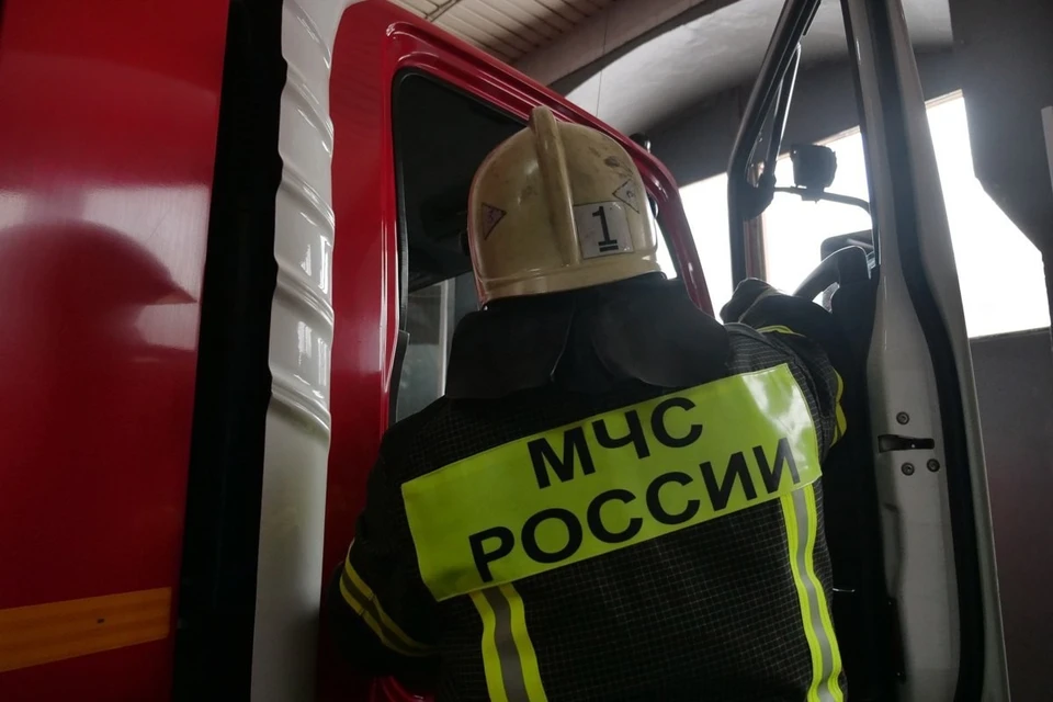 На месте происшествия работают экстренные службы