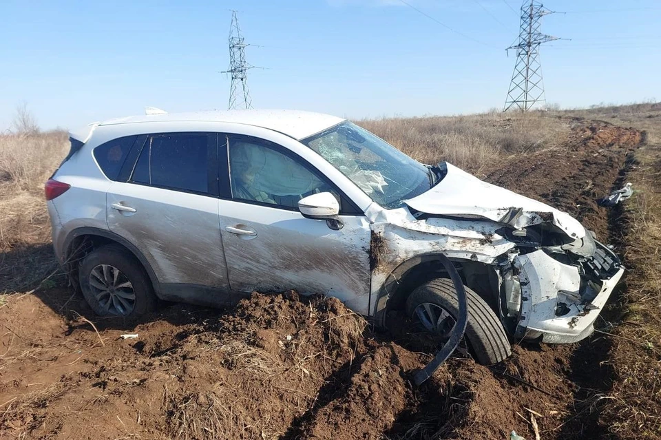 25-летняя девушка за рулем автомобиля Mazda не справилась с управлением и съехала в кювет с последующим опрокидыванием