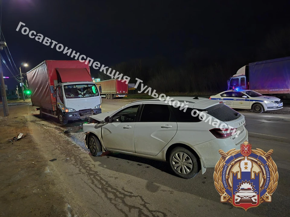 В Туле на Новомосковском шоссе водитель автомобиля Lada утроил ДТП с большегрузом.