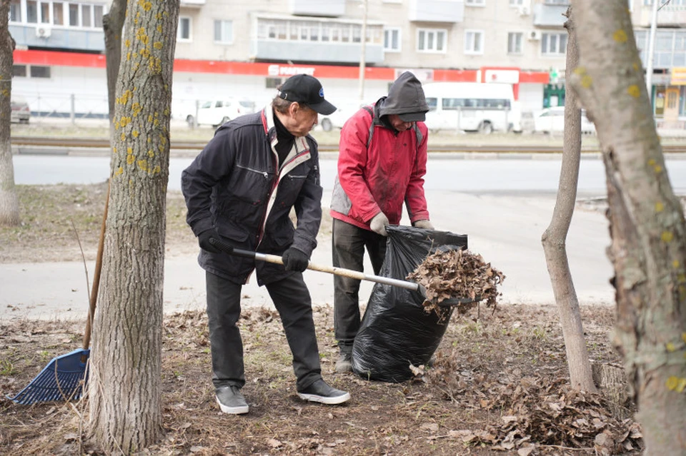 В Ульяновске на уборку городских улиц и парков вышли более девяти тысяч человек. Фото администрация Ульяновска