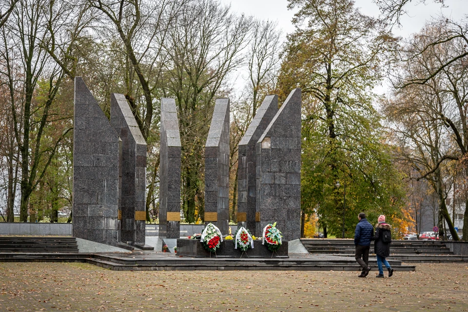 Мемориал советским воинам в парке Дубровина в Даугавпилсе, Латвия