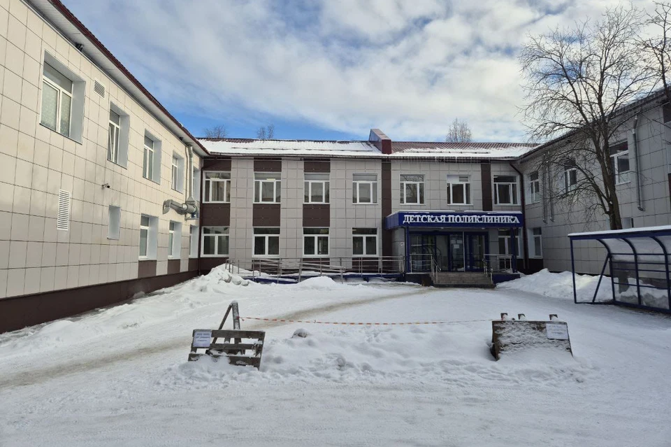 Минстрой Мурманской области сообщает, что в Ковдоре завершен капитальный ремонт фасада детской поликлиники. Фото: Министерство строительства Мурманской области