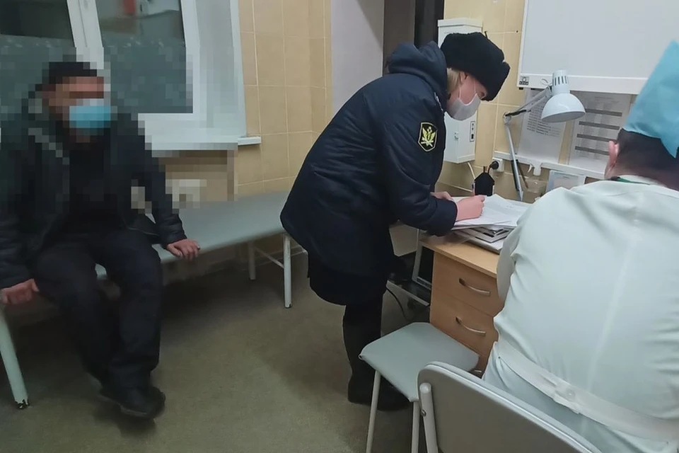 Приставы принудительно доставили трех жителей Новосибирской области в больницу. Фото: ГУ ФССП по Новосибирской области.