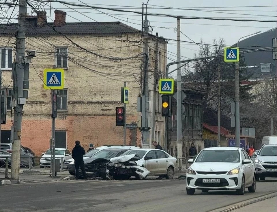На пересечении улиц Советской и Дзержинского в Туле столкнулись две иномарки. Фото: тг-канал "Тула Life"