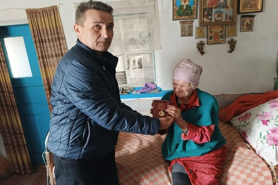 Добропольским ветеранам войны вручили медали в честь 80-летия Победы. Фото: администрация Голопристанского округа