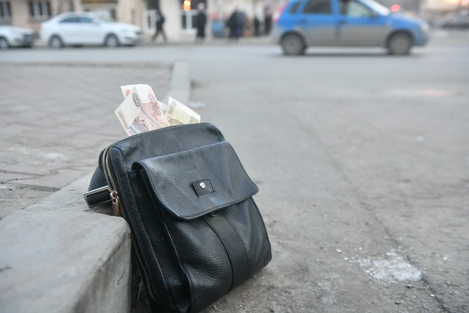 Бесхозная черная сумка потрепала нервы одной ростовчанке, а другую довела до суда.