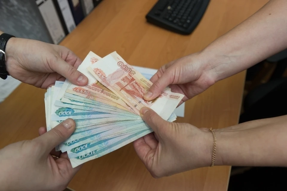 Только 29% жителей Хабаровска согласны на зарплату в конверте