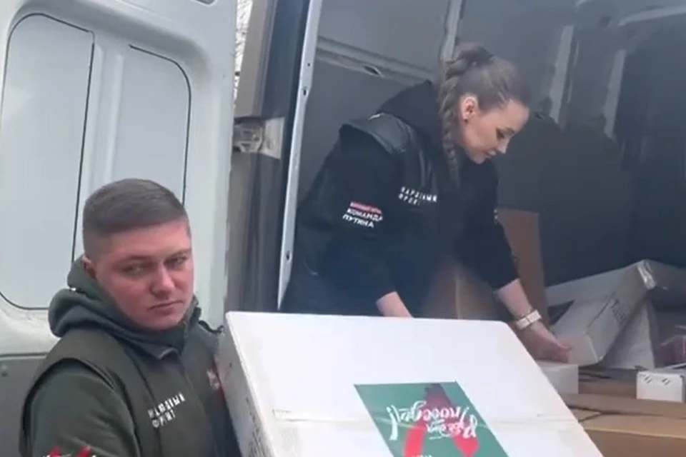 Пенсионерам привезли сладости, а работникам - велосипеды. ФОТО: скриншот с видео Народного фронта