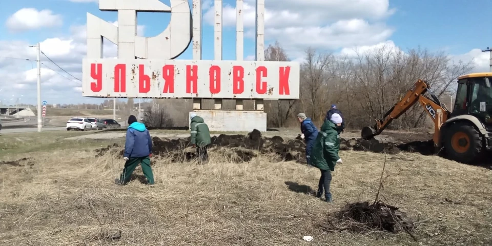 В Ульяновске озеленяют и облагораживают стелы на въездах в город. Фото городской центр по благоустройству и озеленению