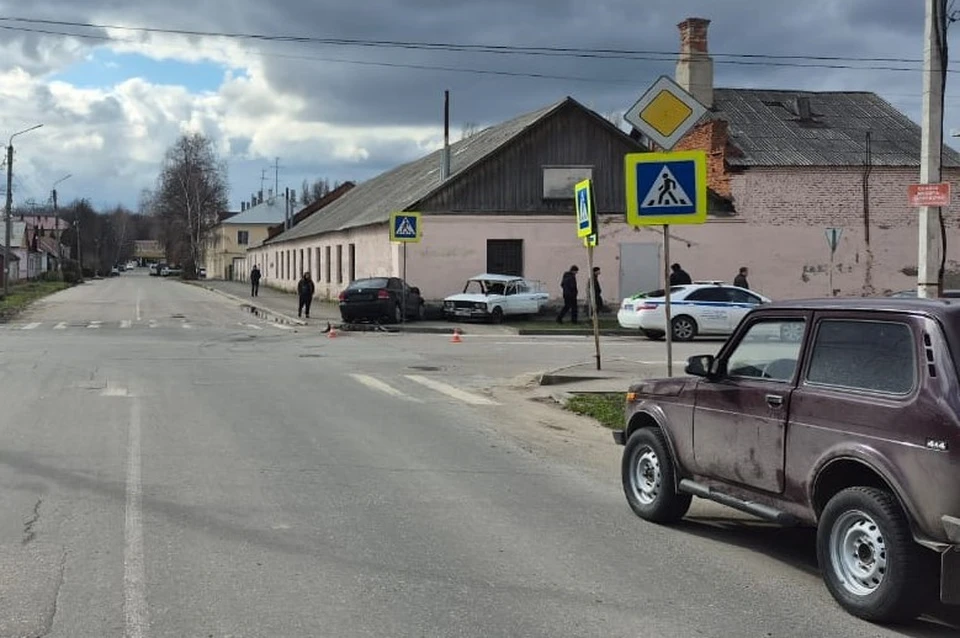 Около 15:00 на улице Профинтерна произошло столкновение автомобилей ВАЗ-2106 и «Фольксваген». Фото управления Госавтоинспекции по Липецкой области.