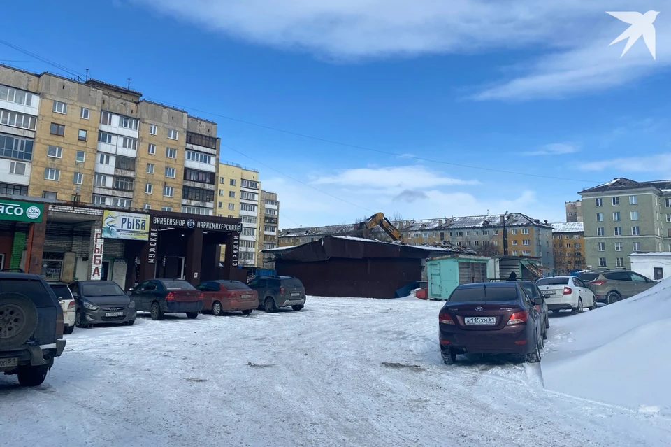 На территории Ленинского рынка на улице Володарского в Мурманске начался снос строений.