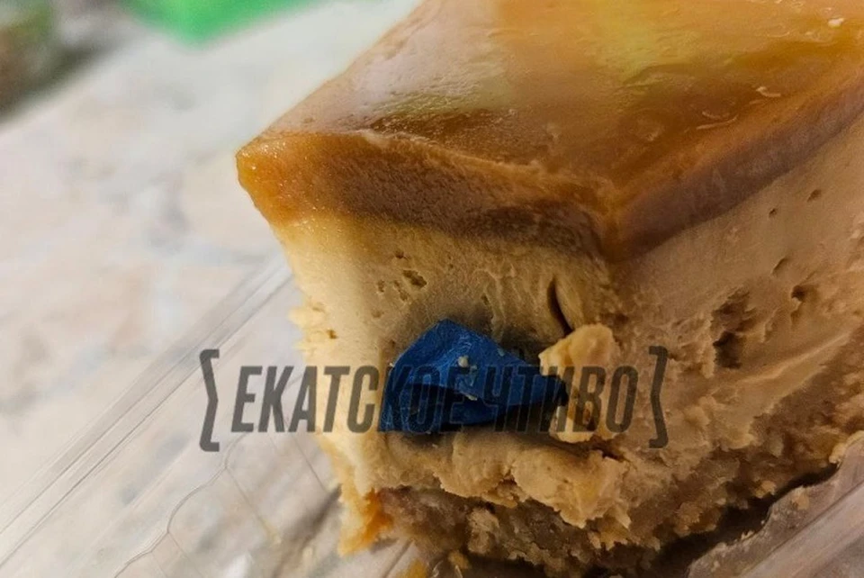 Перекус уральца омрачил кусок перчатки внутри торта. Фото: tg-канал «Екатское чтиво»