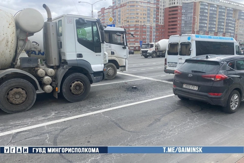 ДТП с грузовиком и маршруткой случилось на проспекте Дзержинского в Минске. Фото: телеграм-канал УГАИ ГУВД Мингорисполкома