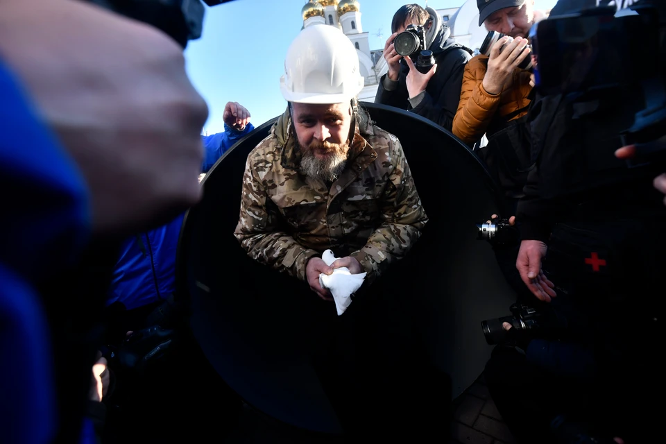 Фрагмент трубы длиной в метр, размещенный на черном пьедестале, поставили в Курске