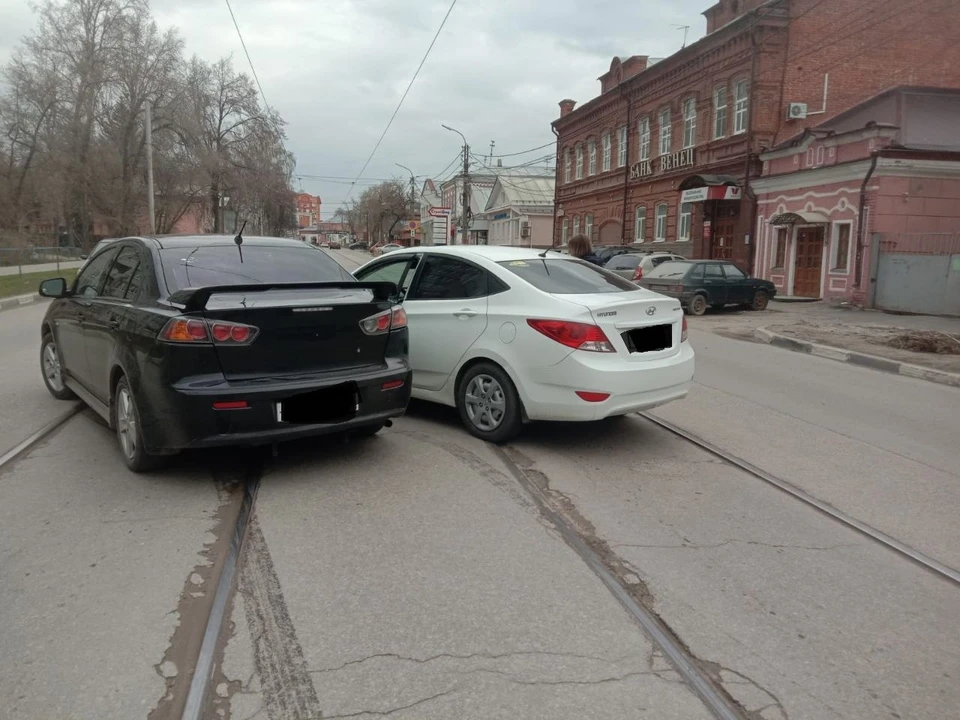 На трамвайных путях в Ульяновске столкнулись два автомобиля. Фото Ульяновскэлектротранс