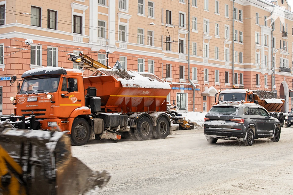 В сети становится все больше жалоб от жителей Мурманска на количество соли на улицах.