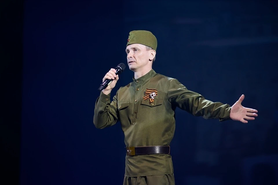 Евгений Демьяненко выступил с авторским стихотворением. Фото: Комсомольский НПЗ