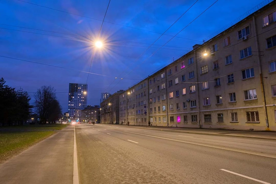 Магистраль оборудовали новыми светильниками. Фото: Смольный