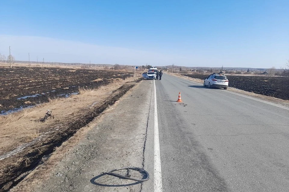 От удара велосипед сильно смяло. Фото: Госавтоинспекция Свердловской области