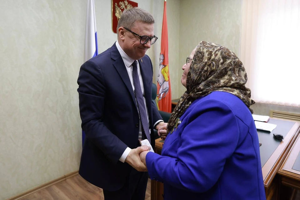 С бабушкой Алексей Текслер познакомился на приеме 23 февраля. Фото: пресс-служба губернатора.
