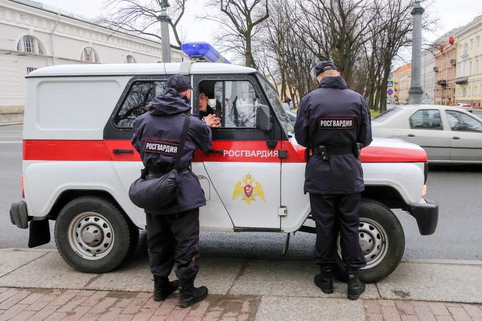 Дебошир ударил мужчину разбитой бутылкой у ночного клуба.