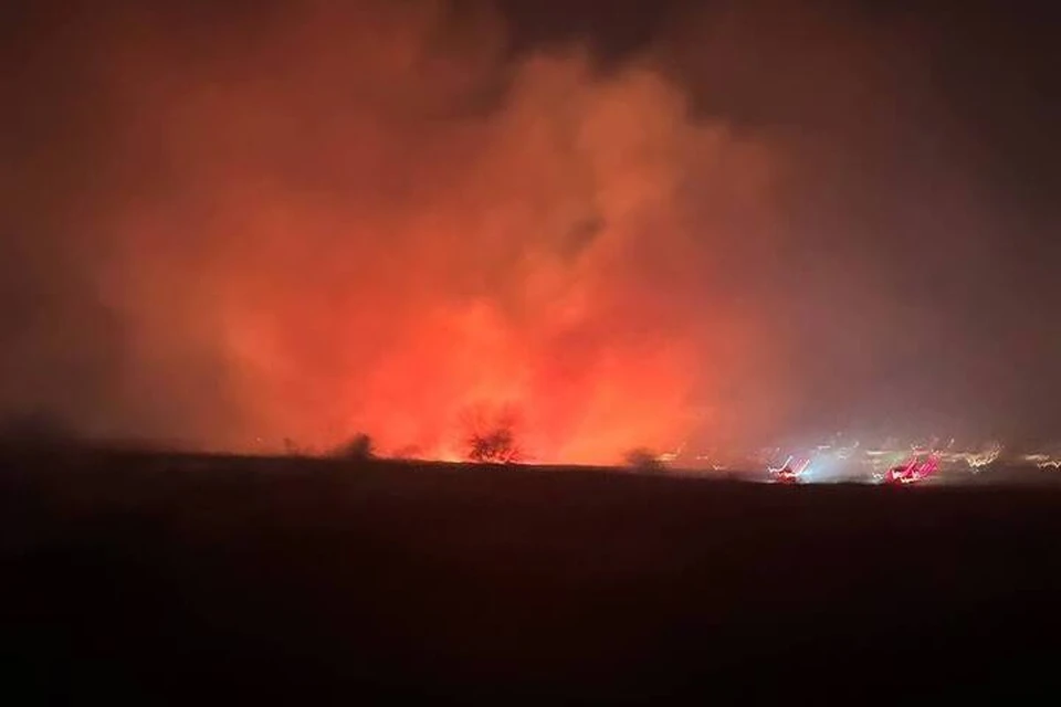 Местные жители помогли пожарным тушить огонь. Фото: @sovetskiy_kzn
