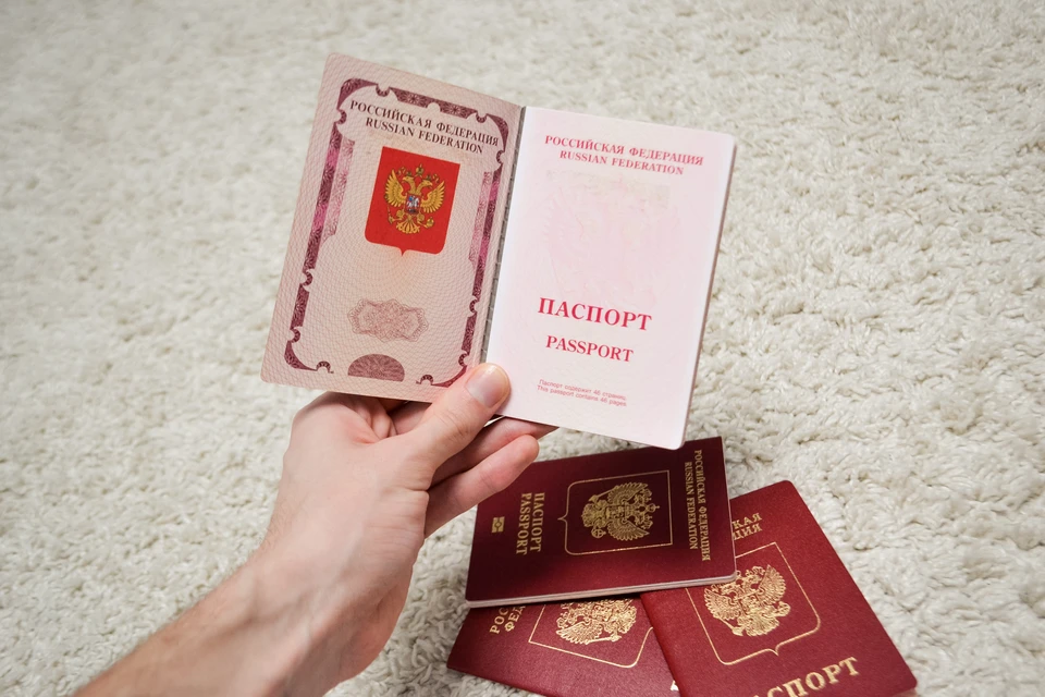 Загранпаспорт - один из документов, по которому можно пересечь границу РФ Фото: Даниил ОПАРИН